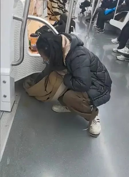 女乘客地铁上用围巾擦地！本人回应-1.webp