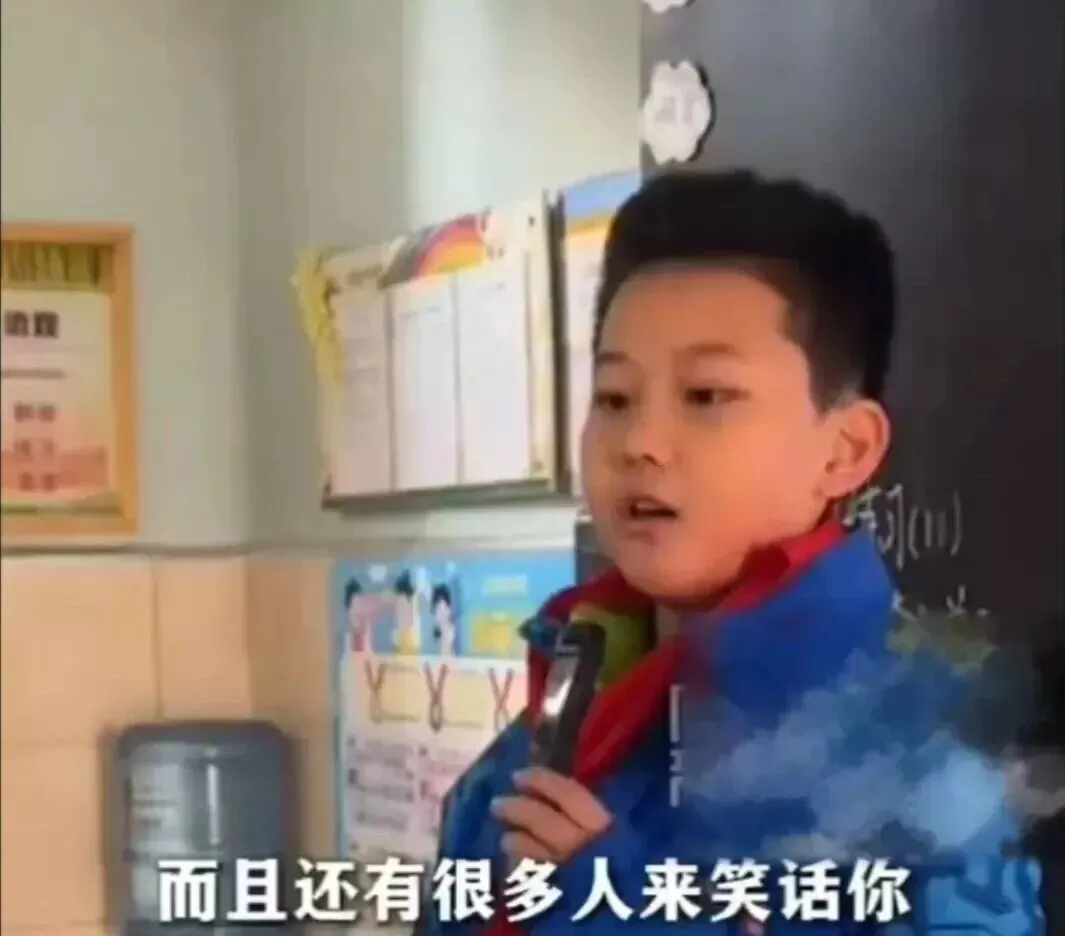 校服被写侮辱性文字，9岁男孩勇敢发声！全网点赞-1.webp