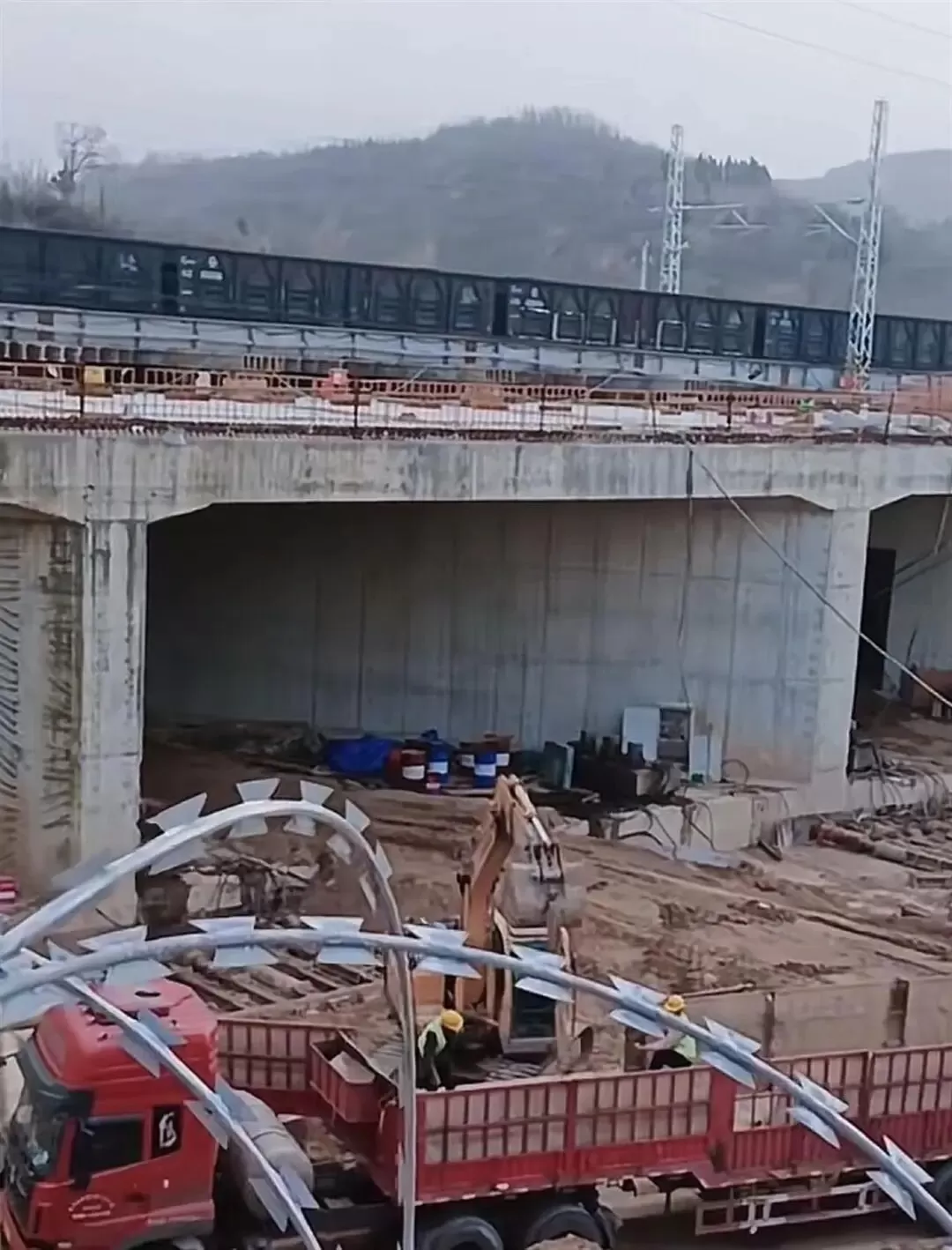 河南三门峡一项目工程发生塌方致5人遇难，涉事上市公司半个月前刚被追责-1.webp