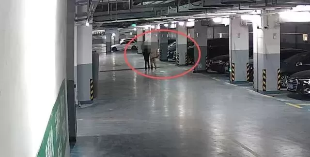 凌晨3点，两名男子在地下车库拉车门盗窃，出手5分钟就被逮！-1.webp