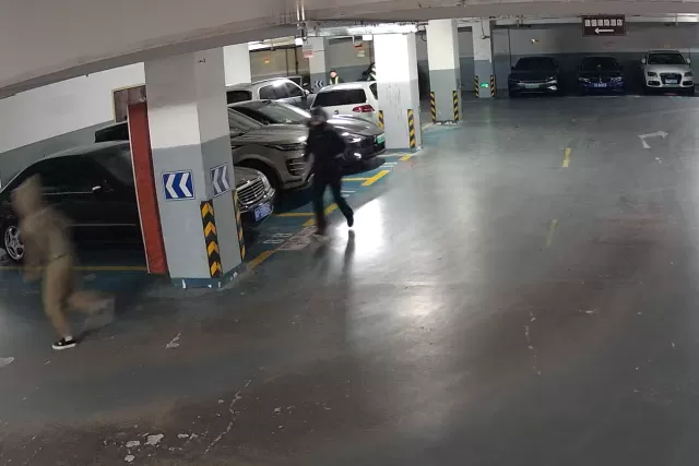 凌晨3点，两名男子在地下车库拉车门盗窃，出手5分钟就被逮！-2.webp