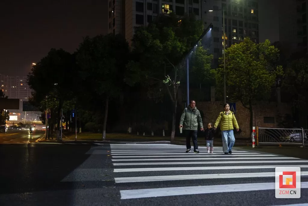 【高新·城事】告别黑暗！自贡高新区“发光斑马线”让回家路更安心-3.webp