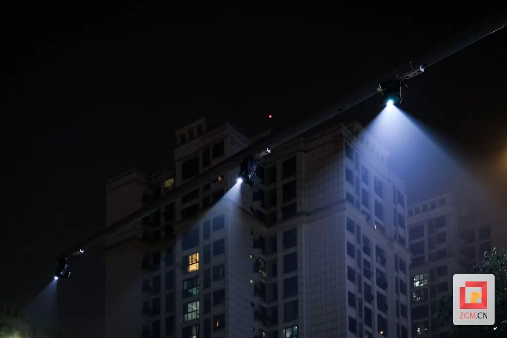 【高新·城事】告别黑暗！自贡高新区“发光斑马线”让回家路更安心-2.webp
