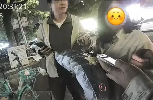 女子在二手平台买到被偷的新衣服，线下交易当面擒获小偷；最终男子被行政拘留三天-3.webp