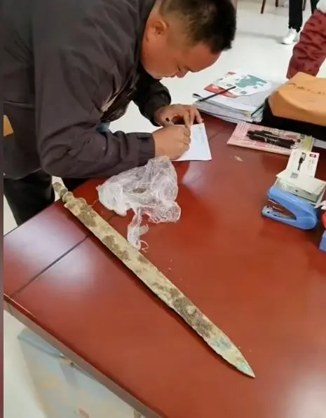 六安一网友挖到一把青铜剑上交博物馆，馆方：剑属战汉时期，会收藏保管-1.webp
