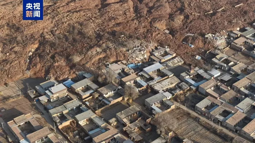 甘肃省永靖县发生滑坡，45户房屋被埋，无人员伤亡-2.webp