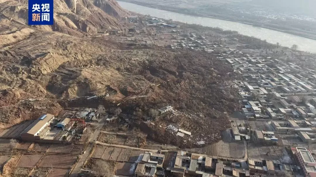 甘肃省永靖县发生滑坡，45户房屋被埋，无人员伤亡-1.webp