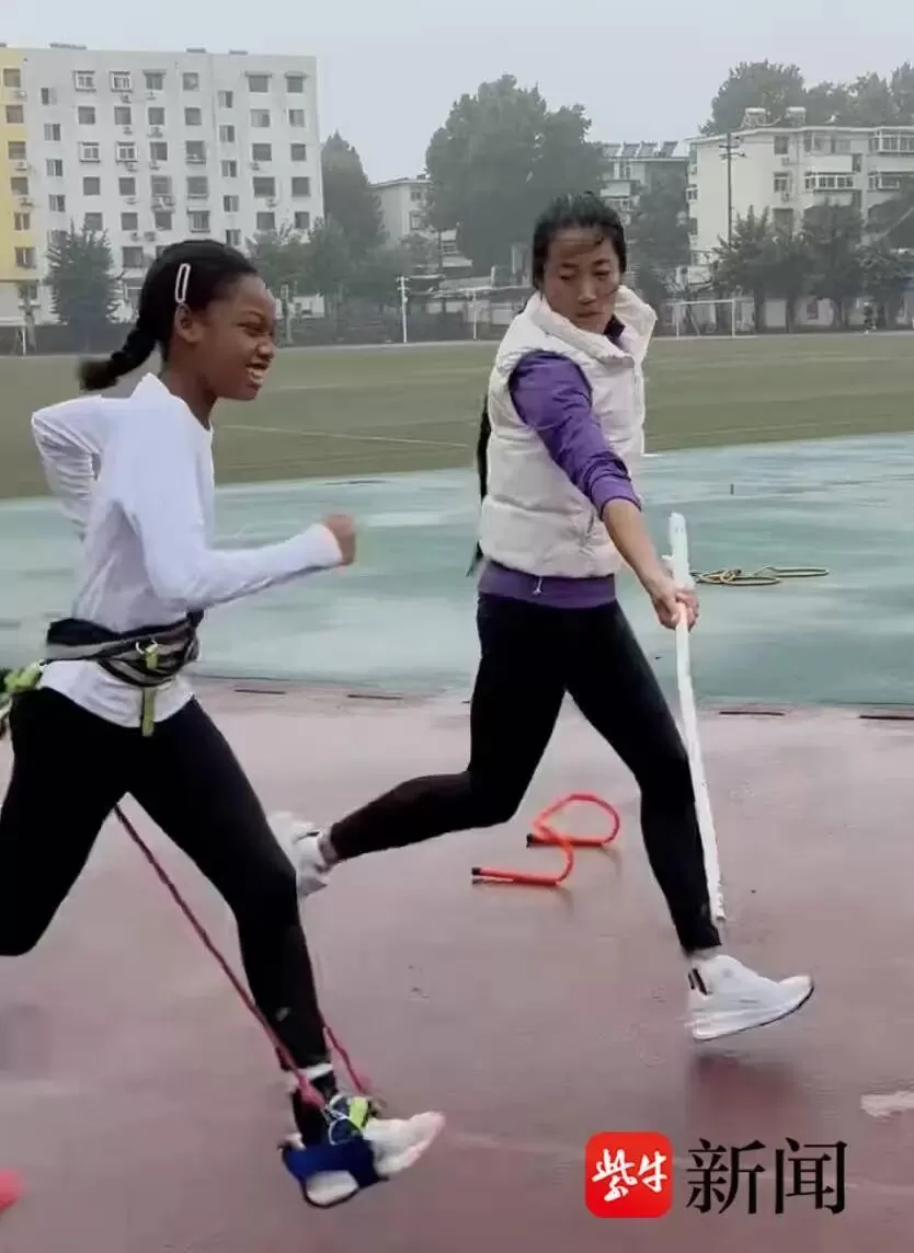 济南陪跑美女教练火了：教棍不离手，被唤“女魔头”，带出全国冠军-5.webp