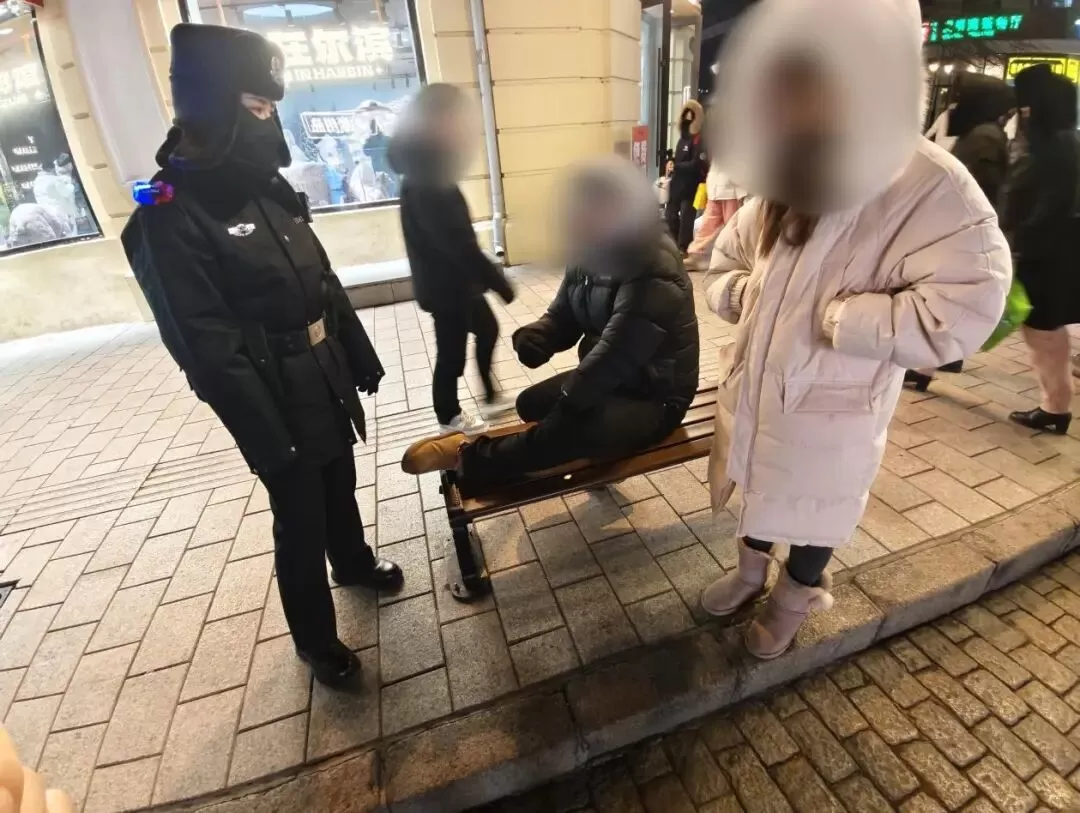 男子哈尔滨街头冻到血管破裂？民警喊话……-1.webp