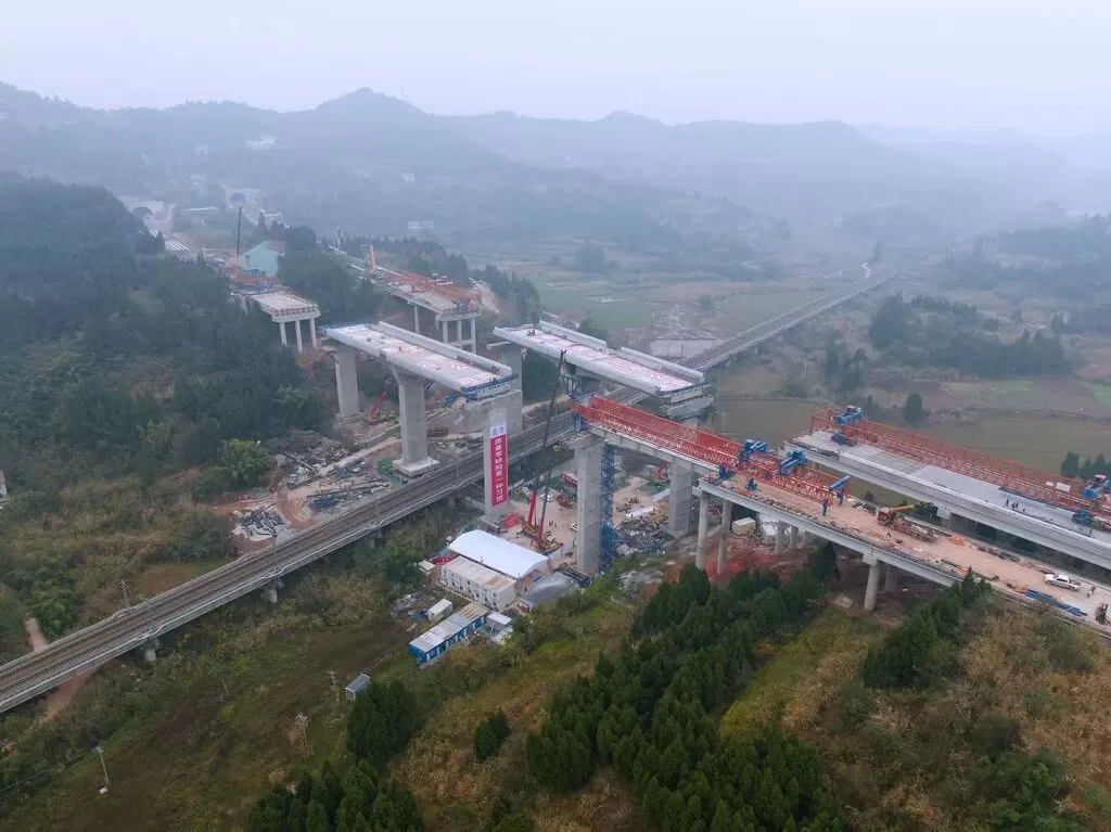 成南高速万吨大桥成功转体，四川最长8车道高速公路冲刺年底通车-1.webp