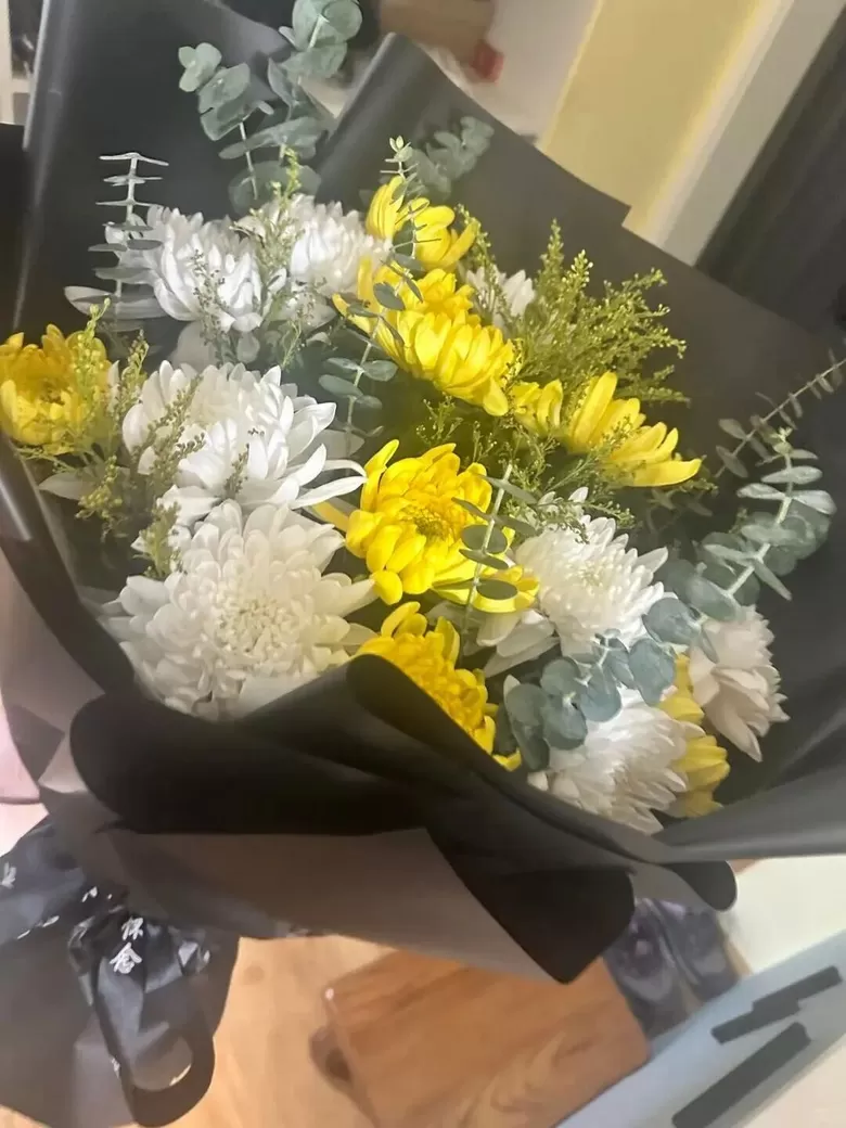 高中生买99朵康乃馨为母亲庆生，却收到写着“缅怀逝者”的菊花-2.webp
