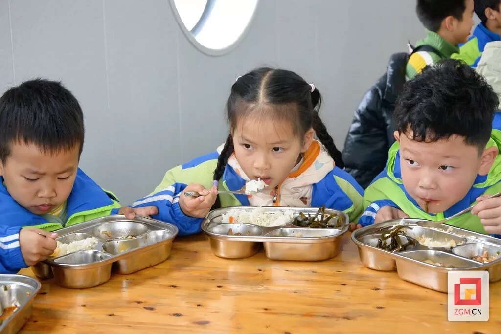 荣县第四批免费午餐项目启动 18所农村学校5000余名师生受益-2.webp