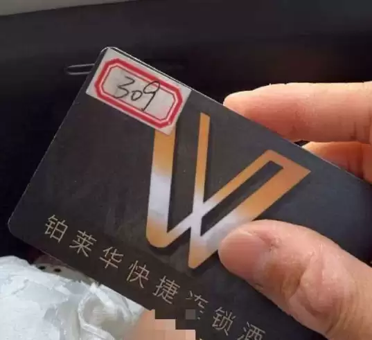 快捷酒店内消杀工作人员错开房门，房内女子未着衣物，个人隐私遭到泄露