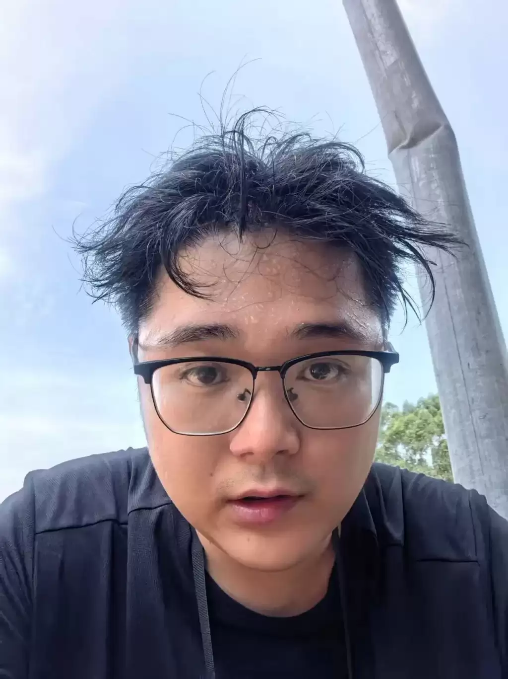 29岁的四川小伙党鑫蕊奔赴广西灾区救援，由于劳累过度导致心功能衰竭不幸离世。